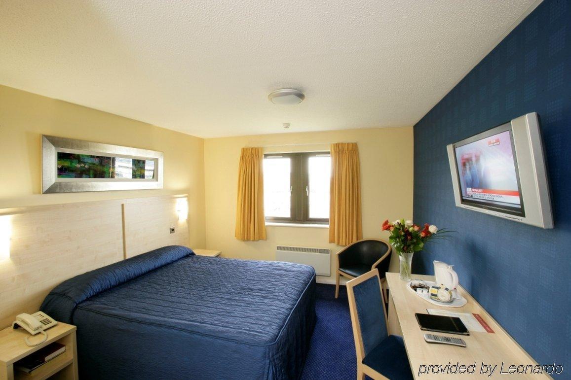 Leonardo Inn Aberdeen Airport Dyce Room photo