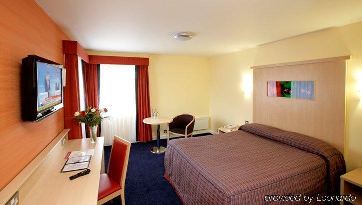 Leonardo Inn Aberdeen Airport Dyce Room photo